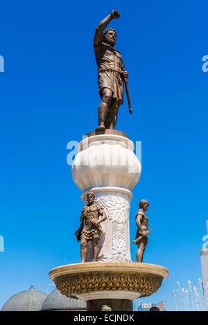 Republik Mazedonien, Skopje, Innenstadt, Carsija Bezirk, quadratisch, am Eingang der alte Basar, der Brunnen mit der Statue von Philipp II. von Makedonien Karpos Stockfoto