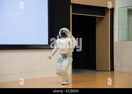 Der Roboter Asimo erklingt in einem Meet &amp; greet Sitzung bei Honda HQ, Tokio, Japan. Stockfoto