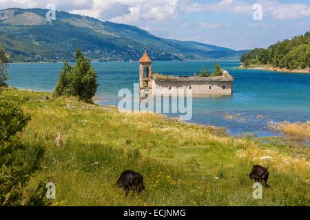 Republik Mazedonien, Mavrovo Nationalpark, die alte Kirche Sunked am Mavrovo See durch einen Damm auf die Radika 1947 gegründet Stockfoto