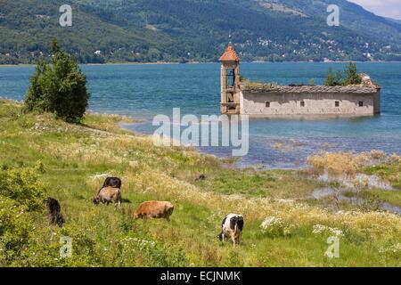 Republik Mazedonien, Mavrovo Nationalpark, die alte Kirche Sunked am Mavrovo See durch einen Damm auf die Radika 1947 gegründet Stockfoto