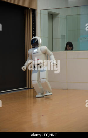 Der Roboter Asimo erklingt in einem Meet &amp; greet Sitzung bei Honda HQ, Tokio, Japan. Stockfoto