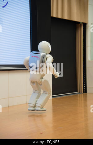 Der Roboter Asimo erklingt in einem Meet &amp; greet Sitzung bei Honda HQ, Tokio, Japan. Stockfoto