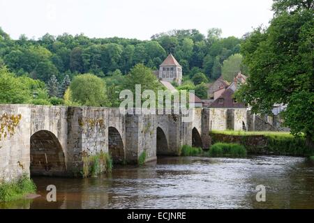 Frankreich, Creuse, Moutier d'Ahun, mittelalterliche Steinbrücke, 12. Jahrhundert, Creuse Tal Stockfoto