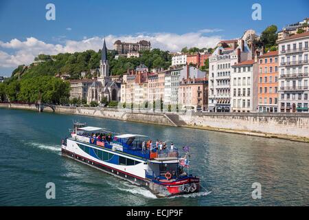 Frankreich, Rhone, Lyon, Vieux Lyon, Kreuzfahrtschiff auf der Saône und der Kirche Saint-Georges, UNESCO-Welterbe klassifizierte historische Stätte Stockfoto