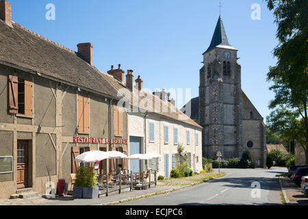 Frankreich, Essonne, Saint Cyr Sous Dourdan, rue de Eglise, Chuch St Cyr und Sainte Julitte Stockfoto