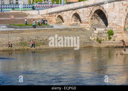 Republik Mazedonien, Skopje, Stadtzentrum, die steinerne Brücke über den Fluss Vardar Stockfoto