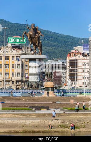 Mazedonien-Platz mit der Statue von Alexander dem großen am Rande des Flusses Vardar Mazedonien, Skopje, Innenstadt Stockfoto