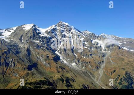 Österreich, Salzburger Land, Kärnten, Blick auf Großglockner-Hochalpenstraße (Großglockner Hochalpenstraße), Fusch, Fuschertal Tal und Hohe Tauern massiv, Panorama der hohen Tauern massiv, hier die gröberen Wiesbachhorn (3564 m) Stockfoto