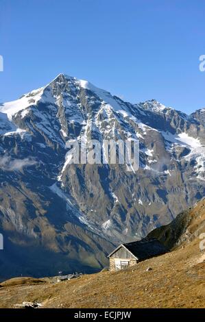 Österreich, Salzburger Land, Kärnten, Blick auf Großglockner-Hochalpenstraße (Großglockner Hochalpenstraße), Fusch, Fuschertal Tal und Hohe Tauern massiv, Edelweiss-Spitze (2571 m), Panorama der hohen Tauern massiv, hier die gröberen Wiesbachhorn (3564 m Stockfoto