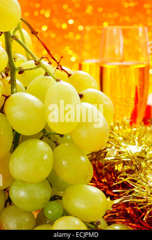 die spanischen Weintraube Glück und Gläser mit Champagner, mit einem festlichen Goldgrund Stockfoto
