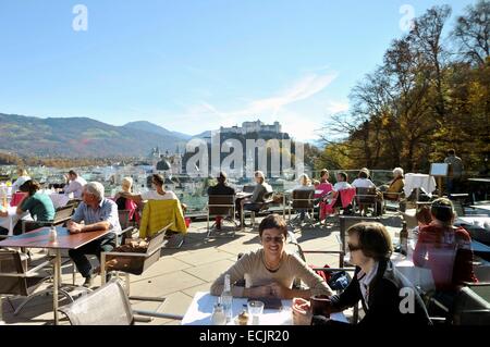 Österreich, Salzburg, Altstadt Weltkulturerbe der UNESCO, die Terrasse des Restaurants M32 das Museum für moderne Kunst auf dem Monchsberg Hügel mit Blick auf die Kuppeln der Altstadt mit der Kathedrale und die Festung Hohensalzburg Stockfoto