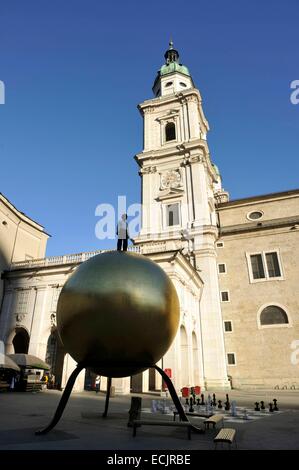 Österreich, Salzburg, Altstadt als Weltkulturerbe der UNESCO, Kapitel Platz der Kathedrale aufgeführt (Dom) St. Rupert und die monumentale Skulptur Sphaera von Stephan Balkenhol, Salzburg Kunst Project 2007 Stockfoto