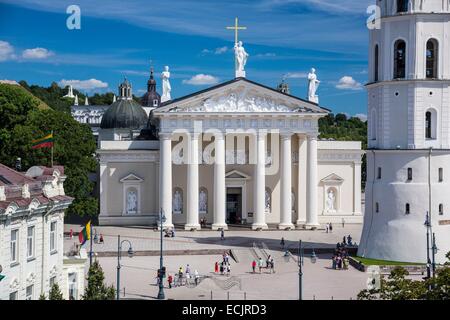 Litauen (Baltikum), Vilnius, Altstadt, Weltkulturerbe der UNESCO, der Clock Tower vor St. Stanislaus Kathedrale, Katedros Aikste Stockfoto