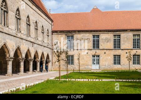 Frankreich, Aisne, Laon, Innenhof des Justizpalastes in Notre-Dame de Laon Stockfoto