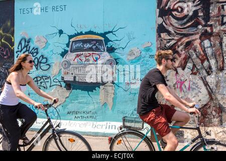 Deutschland, Berlin, Ost-Berlin, Friedrichshain, East Side Gallery, die Mauer von Birgit Kinder aus den 1990er Jahren entworfen und renoviert in 2009 zeigt ein Trabant Auto in Ost-Berlin genannt, testen die besten Stockfoto