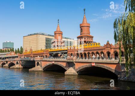 Deutschland, Berlin, Ost-Berlin, die Oberbaumbrücke über die Spree-Brücke verbindet den Stadtteil Kreuzberg Friedrichshain Stockfoto