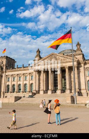 Deutschland, Berlin, Reichstag, wo das Deutsche Bundestag (Bundestag) zentrale Gebäude entworfen von Paul Wallot und eingeweiht im Jahre 1894 mit dem Zusatz im Jahr 1999 von der Glaskuppel des Architekten Sir Norman Foster Stockfoto