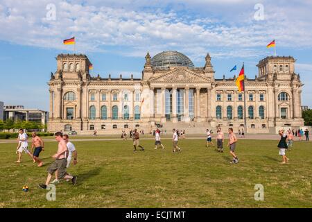 Deutschland, Berlin, Reichstag, wo das Deutsche Bundestag (Bundestag) zentrale Gebäude entworfen von Paul Wallot und eingeweiht im Jahre 1894 mit dem Zusatz im Jahr 1999 von der Glaskuppel des Architekten Sir Norman Foster Stockfoto