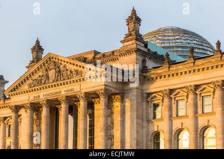 Deutschland, Berlin, Reichstag, wo das Deutsche Bundestag (Bundestag) zentrale Gebäude entworfen von Paul Wallot und eingeweiht im Jahre 1894 mit dem Zusatz im Jahr 1999 von der Glaskuppel des Architekten Sir Norman Foster Stockfoto