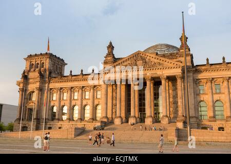 Deutschland, Berlin, Reichstag, wo das Deutsche Bundestag (Bundestag) zentrale Gebäude entworfen von Paul Wallot und eingeweiht im Jahre 1894 mit dem Zusatz im Jahr 1999 von der Glaskuppel des Architekten Sir Norman Foster Stockfoto