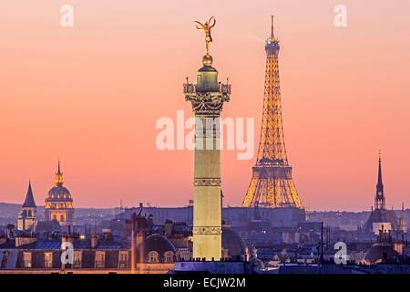 Frankreich, Paris, Bereich als Welterbe y UNESCO, erhöhten Blick auf Paris bei Nacht mit der Bastille Spalte aufgeführt, den Eiffelturm beleuchtet (© SETE Illuminations Pierre Bideau), die Invalides Kuppel, die Saint Germain-des-Prés (links) und die Kapelle Sainte Stockfoto