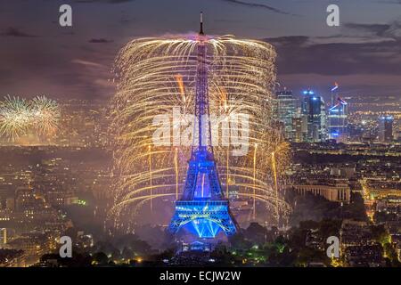 Frankreich, Paris, Bereich als Welterbe y UNESCO, den Eiffel Turm beleuchtet (© SETE Illuminations Pierre Bideau) und das Feuerwerk der Nationalfeiertag (Französischer Nationalfeiertag) feierte am 14. Juli Stockfoto