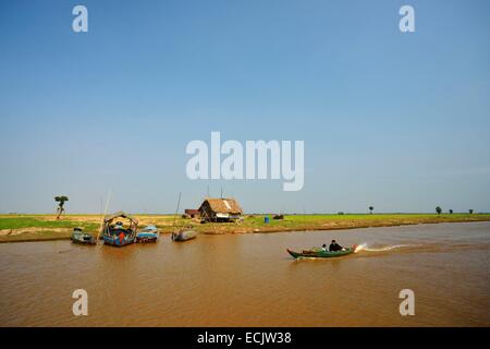 Kambodscha, Siem Reap Provinz Kompong Kleang, Stelzenläufer Häuser Dorf entlang des Tonle Sap Sees, Boot auf dem See Stockfoto