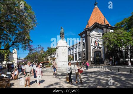 Portugal, Madeira, Funchal, der Bank von Portugal und Statue von Joao Goncalves Zarco, Avenida Arriaga Stockfoto