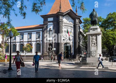 Portugal, Madeira, Funchal, der Bank von Portugal und Statue von Joao Goncalves Zarco, Avenida Arriaga Stockfoto