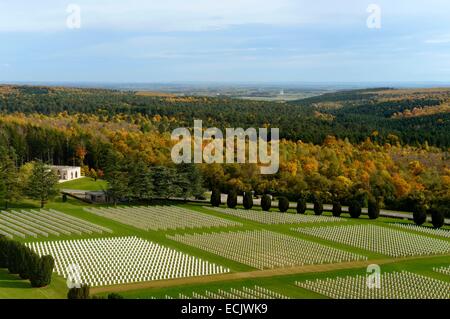 Meuse, Douaumont, Schlacht von Verdun, Frankreich, Beinhaus von Douaumont, nationalen Nekropole, Gräber von Soldaten Ausrichtung, ein Quadrat von Muslimen Soldatengräber auf der linken Seite Stockfoto