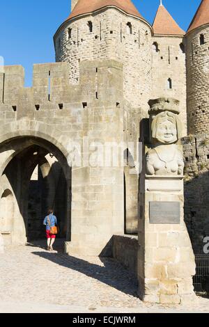 Frankreich, Aude, Carcassonne, mittelalterliche Stadt Weltkulturerbe der UNESCO, Statue der Dame Carcas vor der Porte Narbonnaise Stockfoto