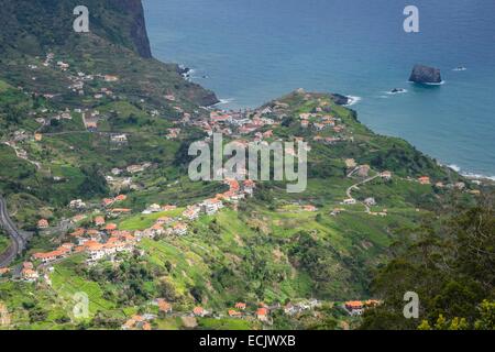 Portugal, Madeira Insel, Blick über die Nordküste von Aussichtspunkt Portela, Porto da Cruz am unteren Rand der Adlerfelsen (Penha-d'Aguia) Stockfoto