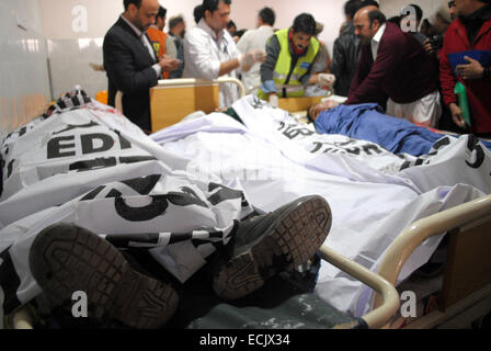 Peshawar. 16. Dezember 2014. Freiwillige versammeln sich um Organe der Studierenden in einem Krankenhaus in Nordwest-Pakistan Peshawar, 16. Dezember 2014. Mindestens 84 Menschen, darunter 81 Studenten getötet worden und 83 andere verletzt, als eine Gruppe von Kämpfern startete einen Angriff auf eine Armee betriebene öffentliche Schule in Peshawar von Pakistans nordwestlichen Khyber Pakhtunkhwa Provinz am Dienstag Morgen, sagte Ministerpräsident der Provinz. Bildnachweis: Umar Qayyum/Xinhua/Alamy Live-Nachrichten Stockfoto
