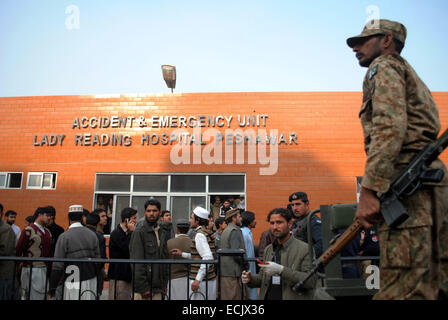Peshawar. 16. Dezember 2014. Ein pakistanischer Soldat steht Wache außerhalb eines Krankenhauses in Nordwest-Pakistan Peshawar, 16. Dezember 2014. Mindestens 84 Menschen, darunter 81 Studenten getötet worden und 83 andere verletzt, als eine Gruppe von Kämpfern startete einen Angriff auf eine Armee betriebene öffentliche Schule in Peshawar von Pakistans nordwestlichen Khyber Pakhtunkhwa Provinz am Dienstag Morgen, sagte Ministerpräsident der Provinz. Bildnachweis: Umar Qayyum/Xinhua/Alamy Live-Nachrichten Stockfoto