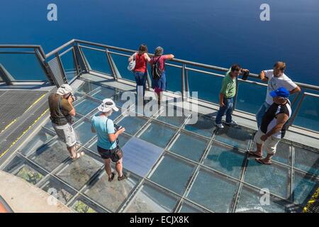 Portugal, Madeira Insel, Südküste, Cabo Girao, Glas-Plattform mit Blick auf die zweite höchste Steilküste der Welt, 589 Meter hoch Stockfoto