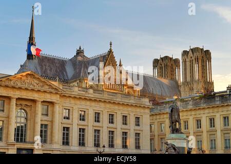 Marne, Frankreich, Reims, Kathedrale von Notre-Dame de Reims, Weltkulturerbe von UNESCO und Statue von Louis XV am Place Royale im Vordergrund Stockfoto