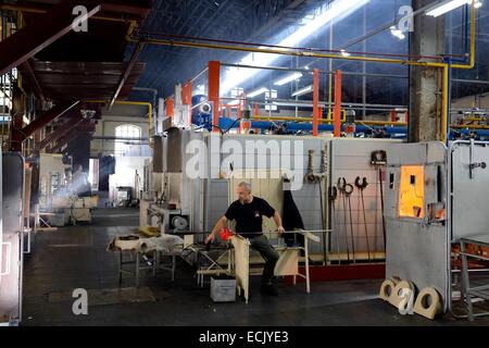 Frankreich, Mosel, Saint Louis Les Bitche, der Cristallerie Saint-Louis (Saint Louis Kristall Glashersteller), Gestaltung von heißem Glas Stockfoto