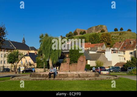 Frankreich, Mosel, Parc regionale des Vosges du Nord (nördliche Vogesen regionaler Naturpark) Bitche, Zitadelle gestärkt durch Vauban, das kleine Quadrat auf der Avenue du General de Gaulle und befestigte durch Vauban Zitadelle im Hintergrund Stockfoto