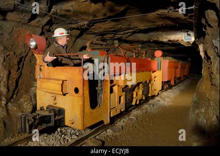 Frankreich, Mosel, Fensch Tal, Neufchef, Antoine Bach verbrachte 36 Jahre unterirdisch als Bergmann-Chef in den Galerien des alten Eisens mir Moyeuvre, Erz-Zug gezogen von Elektro-Auto Stockfoto