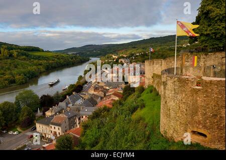 Frankreich, Mosel, Moseltal, Sierck-Les-Bains an der Mosel, dominiert das Schloss der Herzöge von Lothringen aus dem 12. Jahrhundert Stockfoto