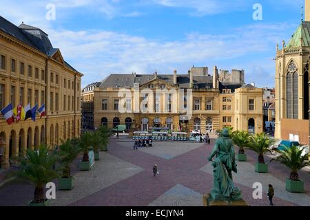 Frankreich, Moselle, Metz, Place d ' Armes, Statue von Marschall Fabert zwischen dem Rathaus und die Kathedrale Saint-Etienne mitten im Pierre de Jaumont (Stein von Jaumont) Stockfoto