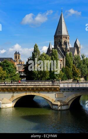 Frankreich, Moselle, Metz, Ile du Petit Saulcy, der Temple Neuf auch genannt Eglise des Allemands (die neu Tempel oder die Kirche der deutschen) reformiert, protestantischen Schrein und Moyen Pont (mittlere Brücke) Stockfoto