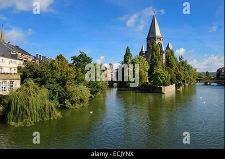 Frankreich, Moselle, Metz, Ile du Petit Saulcy, der Temple Neuf auch genannt Eglise des Allemands (die neu Tempel oder die Kirche der deutschen) reformiert, protestantischen Schrein und kanalisierte Fluss Mosel-Ufer Stockfoto