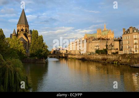 Frankreich, Moselle, Metz, Ile du Petit Saulcy, der Temple Neuf auch genannt Eglise des Allemands (die neu Tempel oder die Kirche der deutschen) reformiert, protestantischen Schrein und die kanalisierte Fluss Mosel Banken mit der Kathedrale Saint-Etienne in der Hintergrund-rig Stockfoto