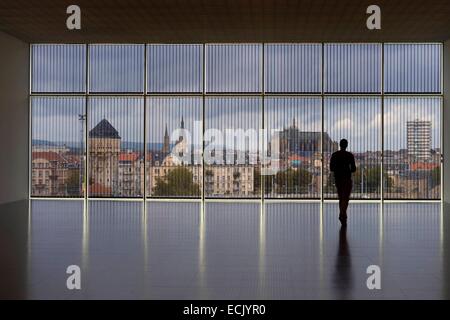 Frankreich, Moselle, Metz, Amphitheater, Centre Pompidou-Metz, Kunst Stadtteilzentrum entworfen von Architekten Shigeru Ban und Jean de Gastines, Blick über Metz aus Galerie 3 Stockfoto