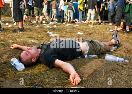 Betrunkener Mann schläft, tschechisches Techno-Musikfestival Drogen Tschechische Republik Stockfoto