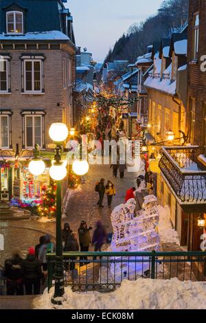 Kanada, Québec, Québec (Stadt) im Winter, die Petit Champlain in Old Quebec ein Weltkulturerbe der UNESCO, der Rue du Petit-Champlain in der Dämmerung Stockfoto