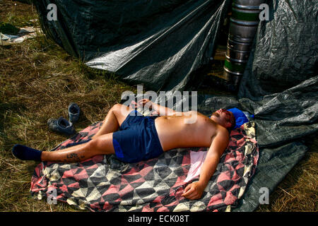 Betrunkener Mann schläft auf einer Decke tschechisches Techno-Musikfestival Tschechische Republik Stockfoto