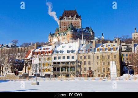 Kanada, Québec, Québec (Stadt) im Winter, von alten Québec erklärte ein Weltkulturerbe der UNESCO, die Unterstadt, die Petit Champlain und Chateau Frontenac, zeitgenössische Kunstskulptur, vom Künstler Französisch Jean-Pierre Raynaud berechtigt Dialog mit Histo Stockfoto