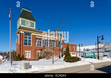 Kanada, Provinz Quebec, der Eastern Townships, im Dorf Sutton, dem alten Rathaus und Umgebung Stockfoto